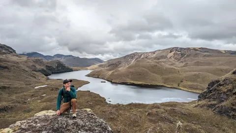 Walker above Laguna Larga.