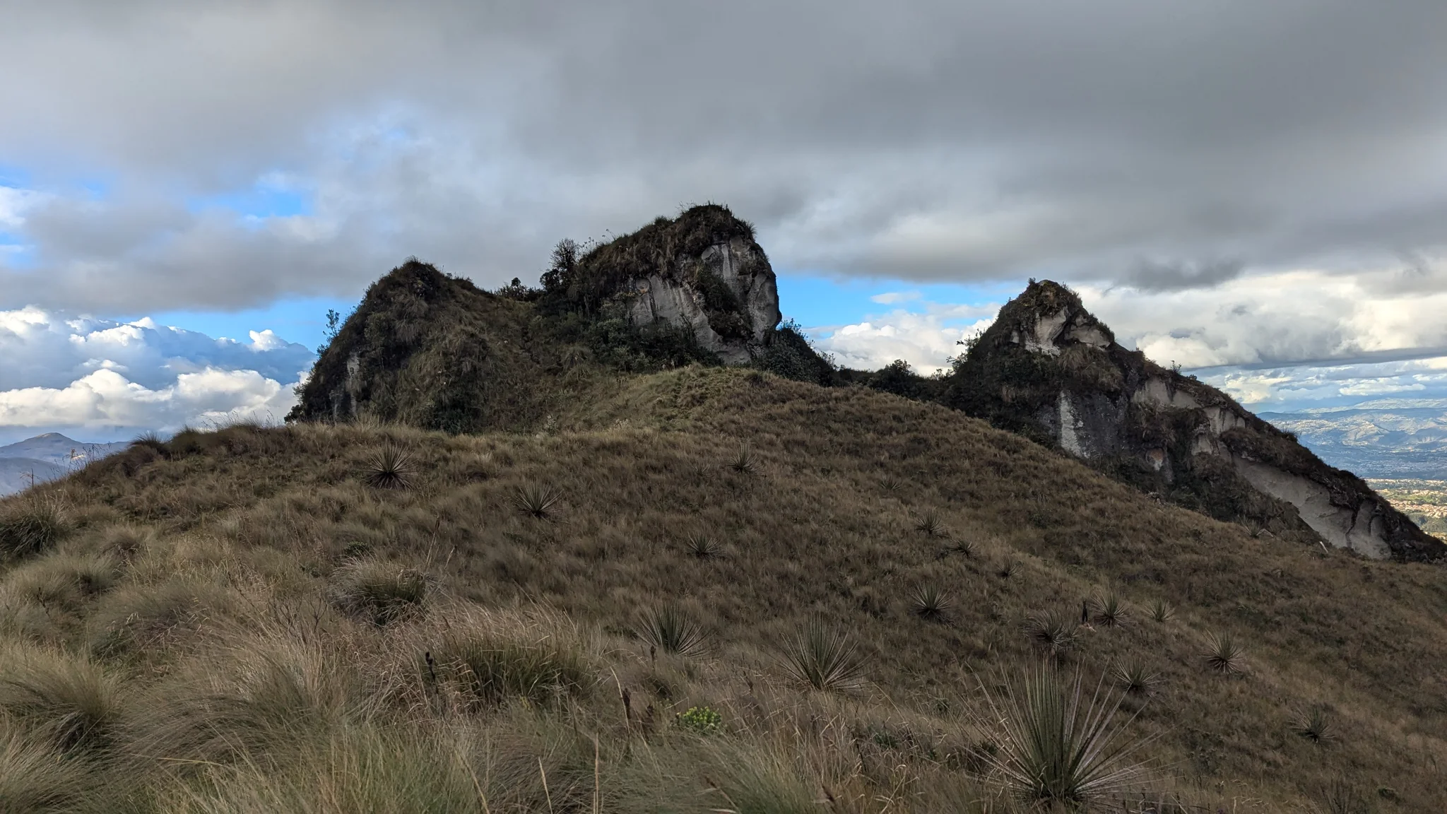 A rocky crown above the páramo