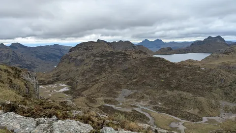 A lake basin crossed by rocky outcrops. The water body is not securely named.