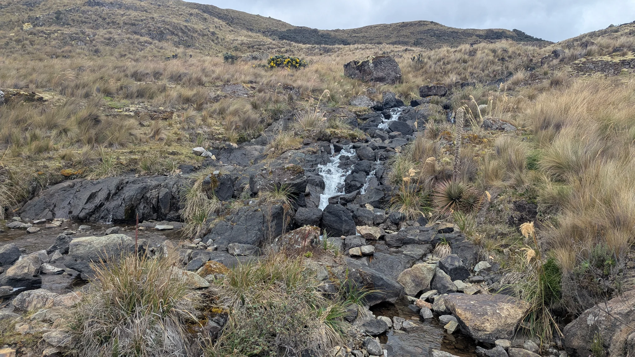 Small cascades among mountain rocks
