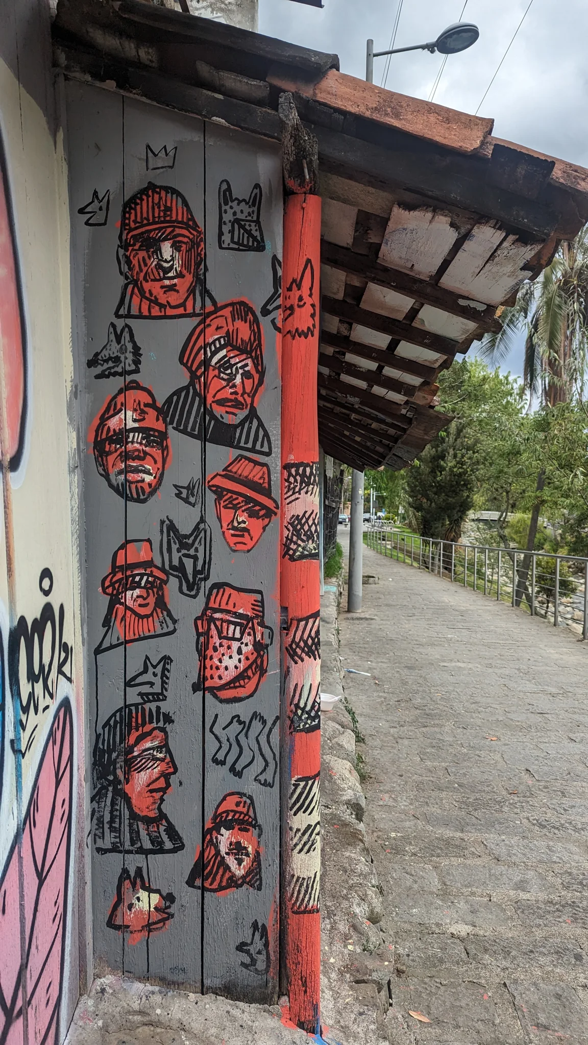 Portraits painted on a narrow column