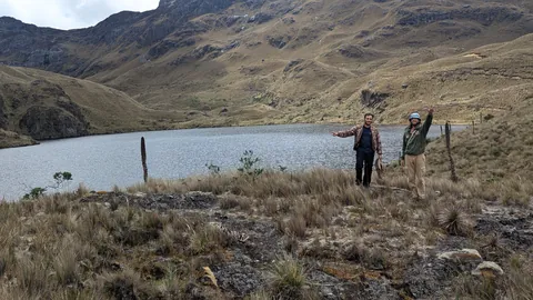 Two hikers at Laguna Toreador.
