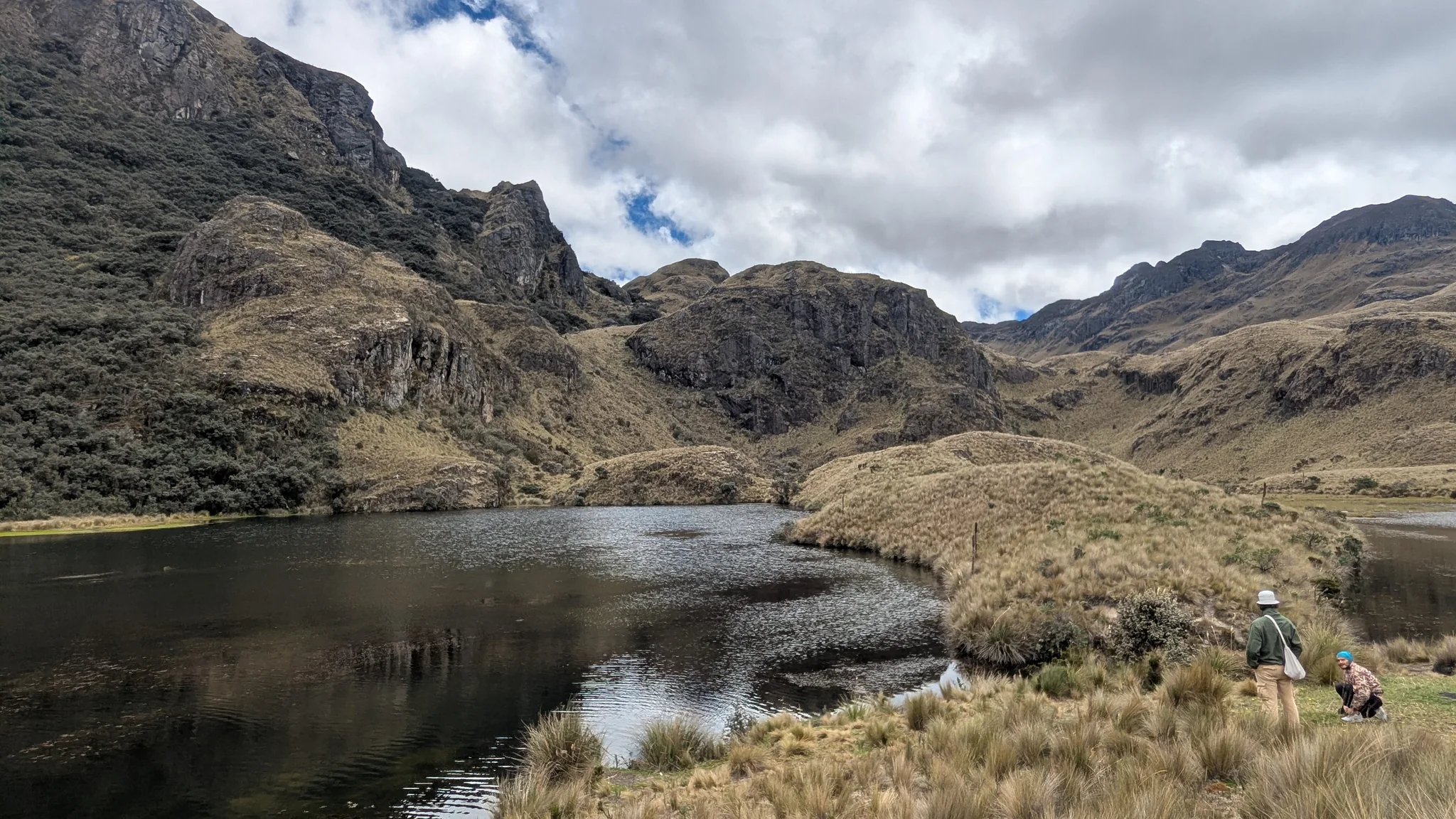 Two hikers beside Lagunas Unidas.